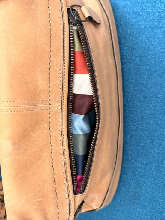 Coach Tan Leather Shoulder Bag with Gold Hardware - Picture 4 of 8